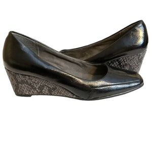 NWT Aerosoles Women Leather Shoes. Size L 7/R 7.5
Brand New.